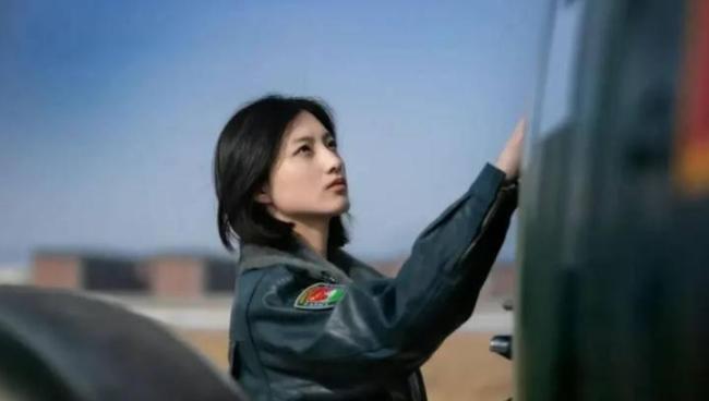 新毕业女飞行员改装首飞