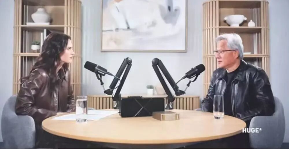 ▲科技媒体频道SciTech Economy Insights主持人（左）和英伟达创始人、CEO黄仁勋（右）